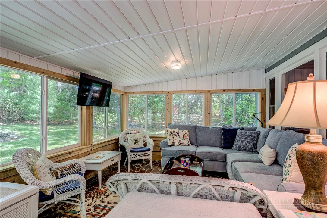 Image number 8 for the current listing