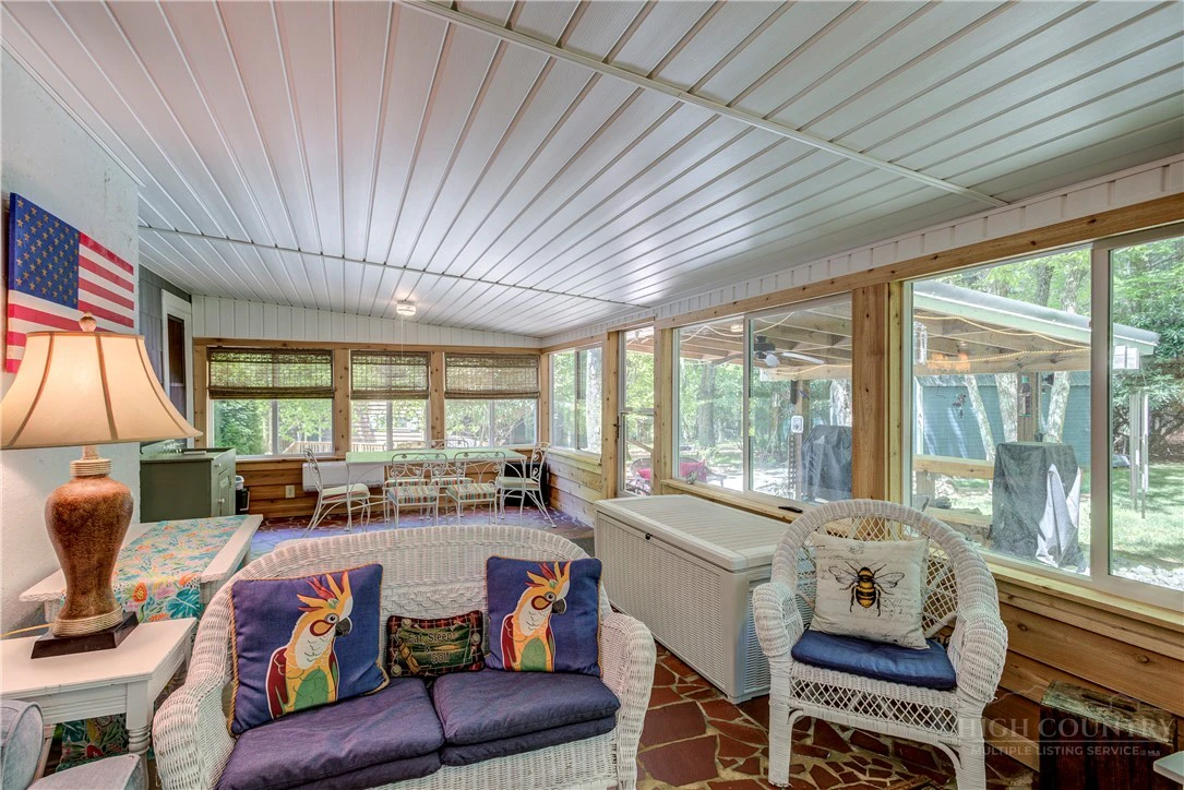 Image number 12 for the current listing