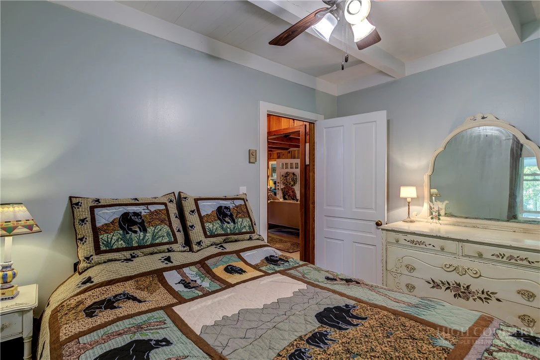 Image number 18 for the current listing
