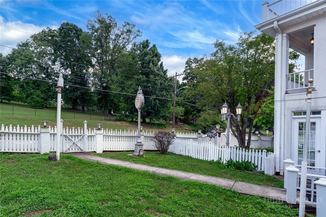 Image number 12 for the current listing