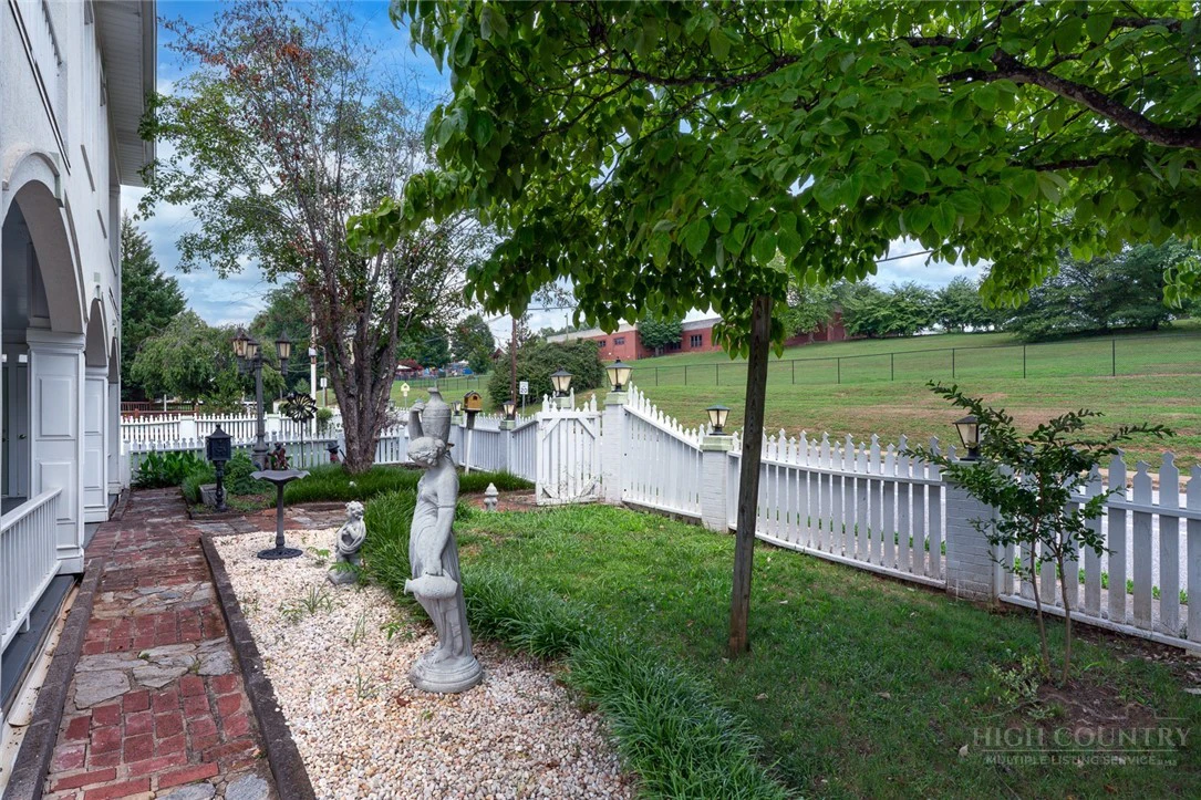 Image number 14 for the current listing