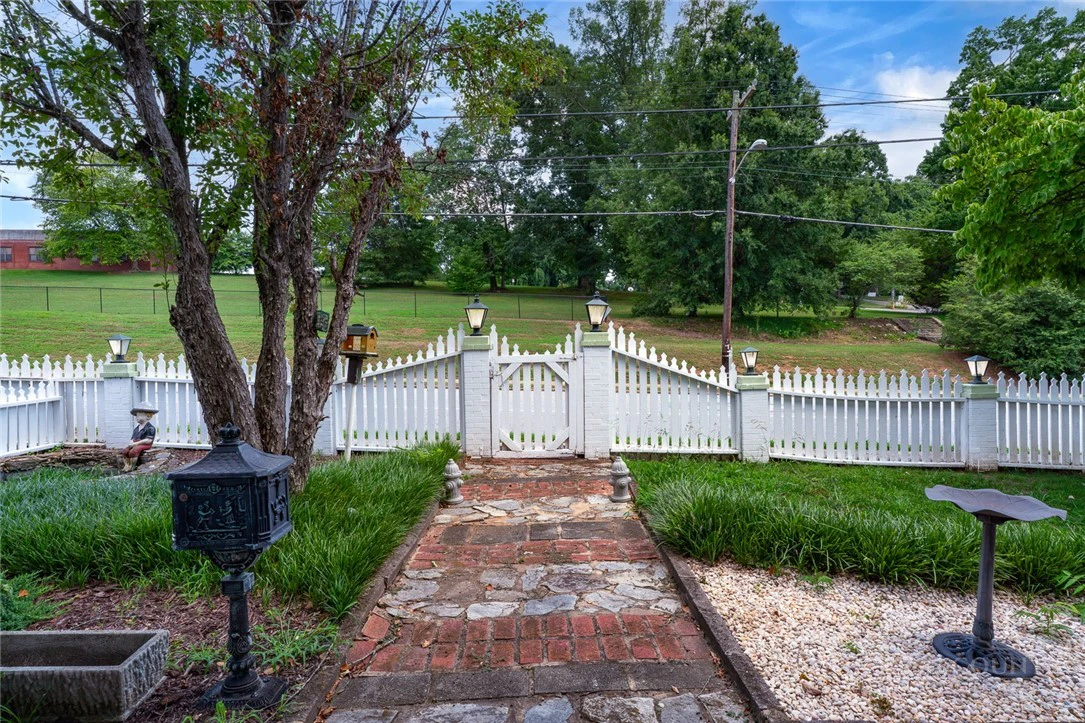 Image number 15 for the current listing