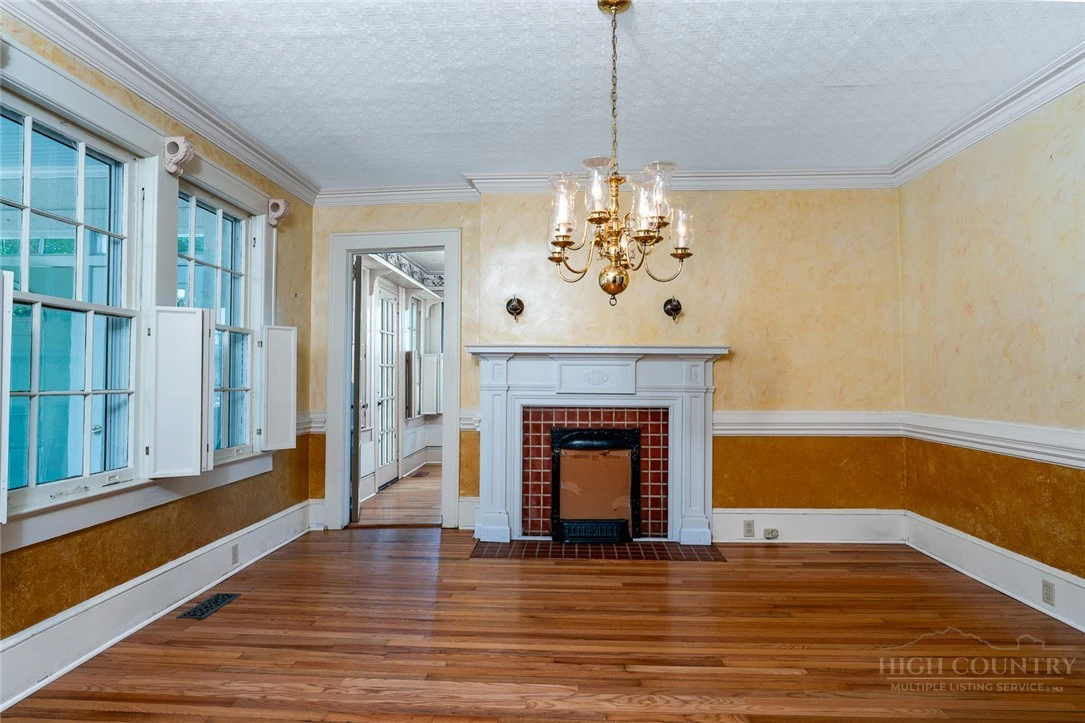 Image number 21 for the current listing