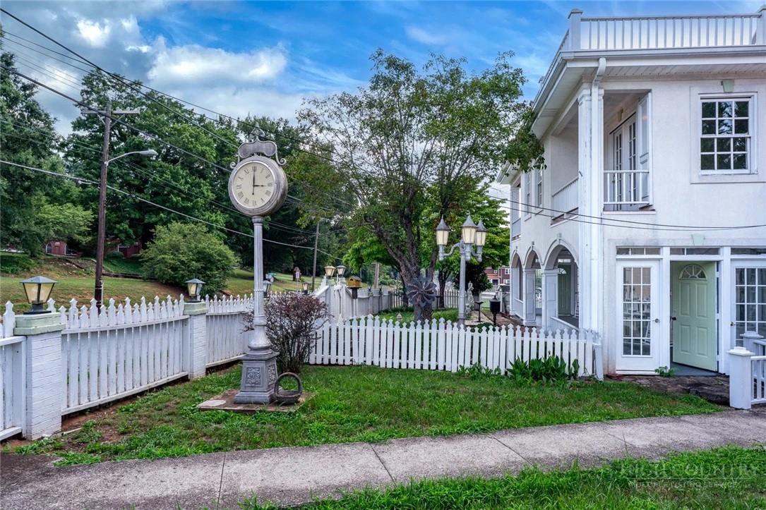Image number 11 for the current listing