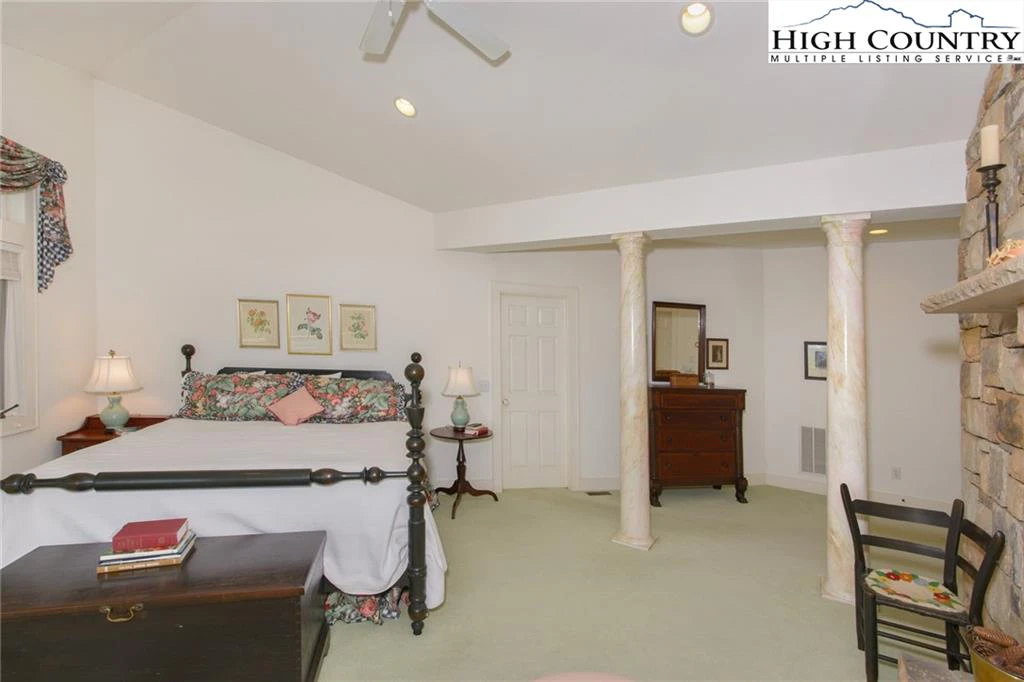 Image number 3 for the current listing