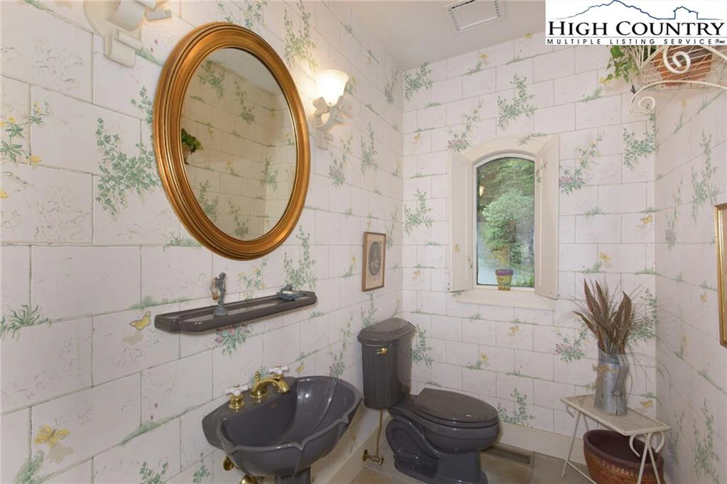 Image number 9 for the current listing
