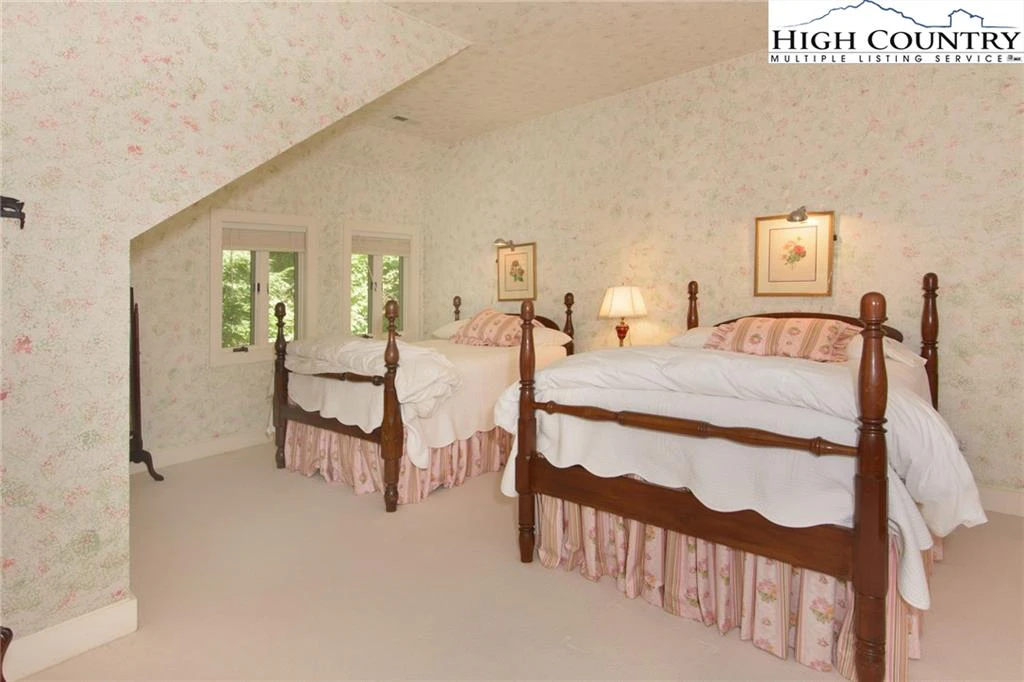 Image number 2 for the current listing