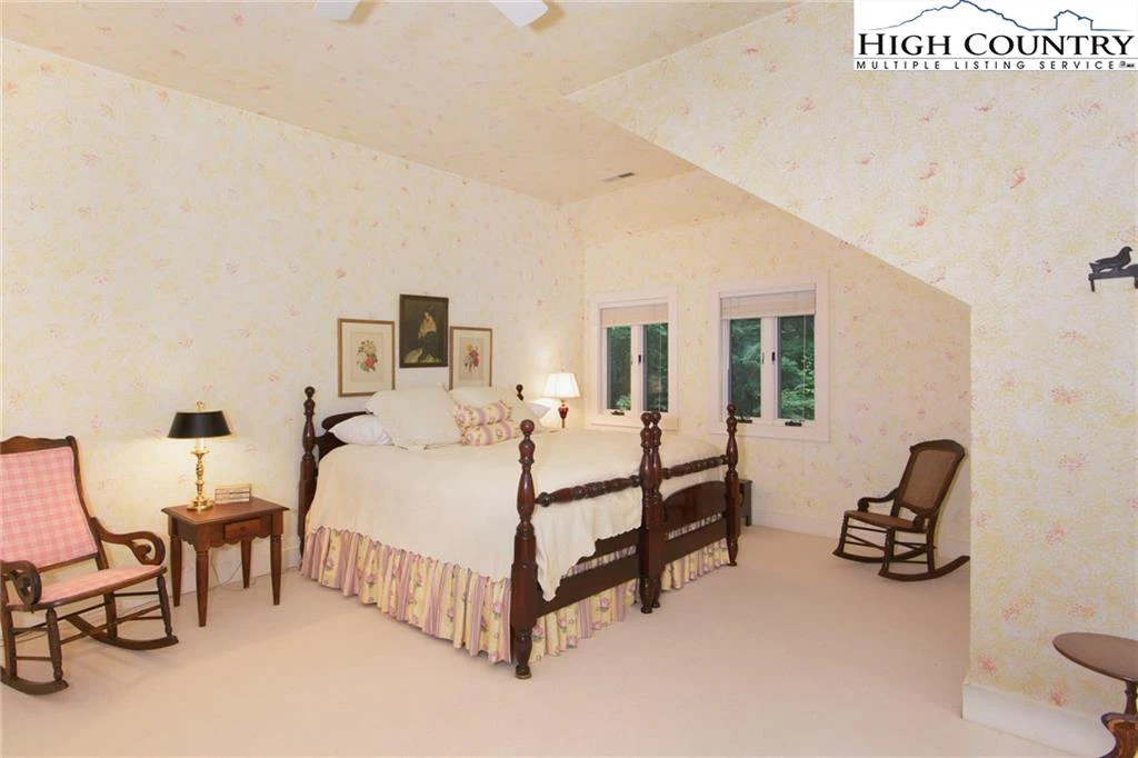 Image number 15 for the current listing