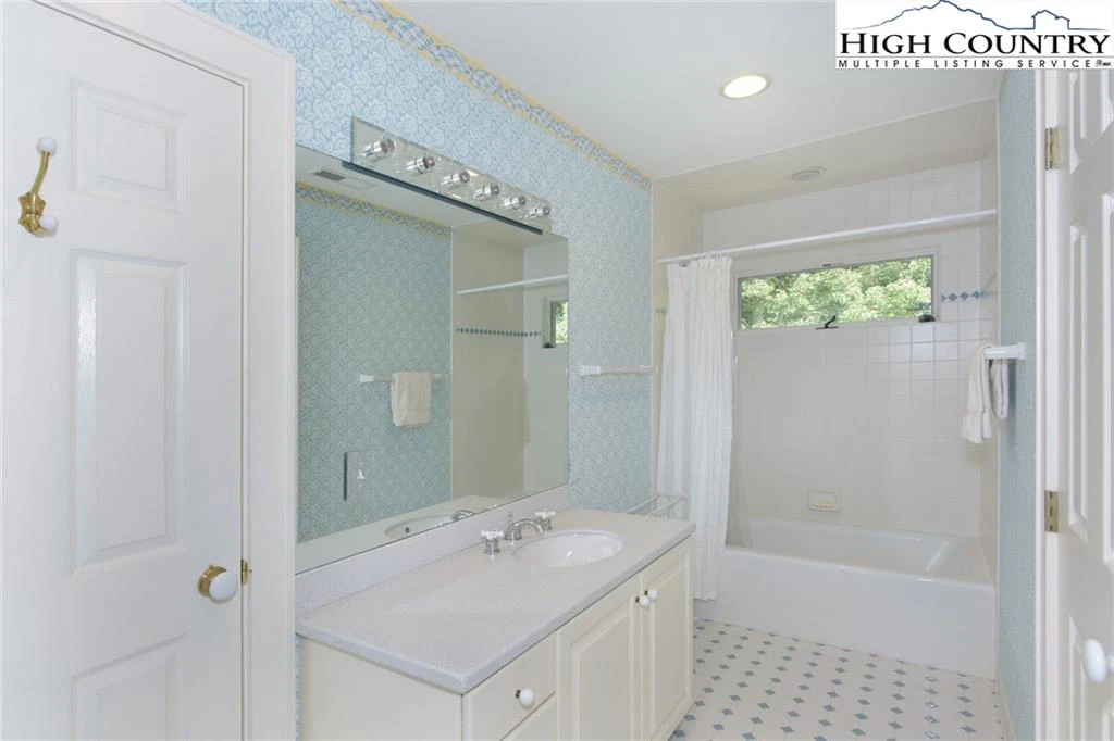 Image number 16 for the current listing