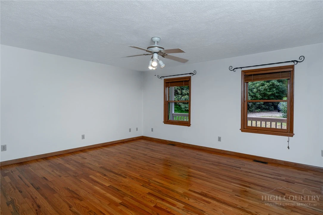 Image number 13 for the current listing