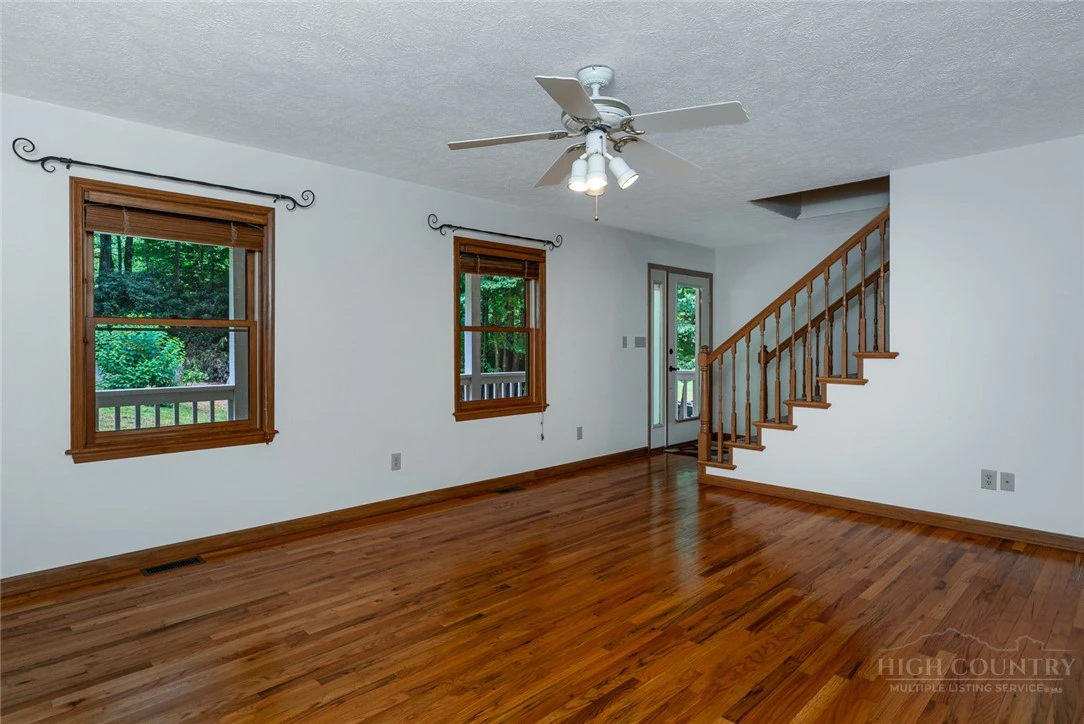 Image number 14 for the current listing