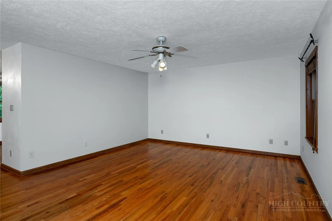 Image number 15 for the current listing