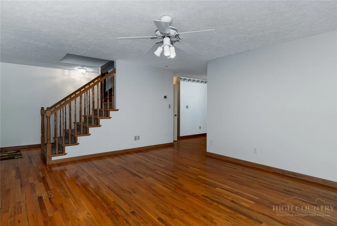 Image number 16 for the current listing