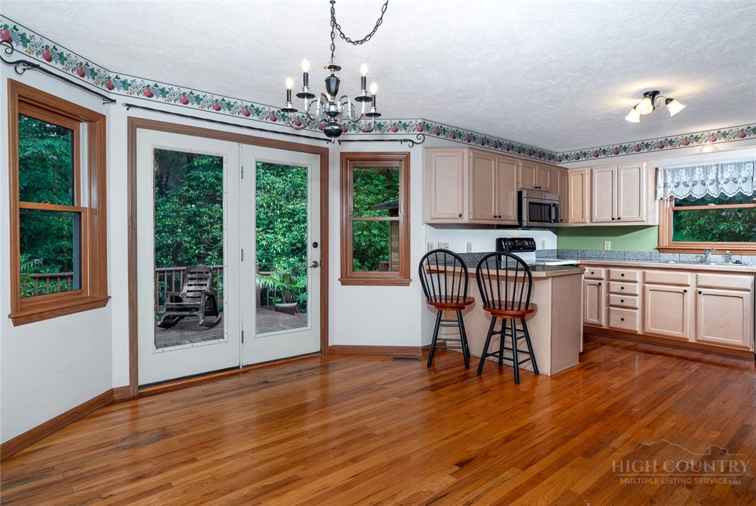 Image number 17 for the current listing
