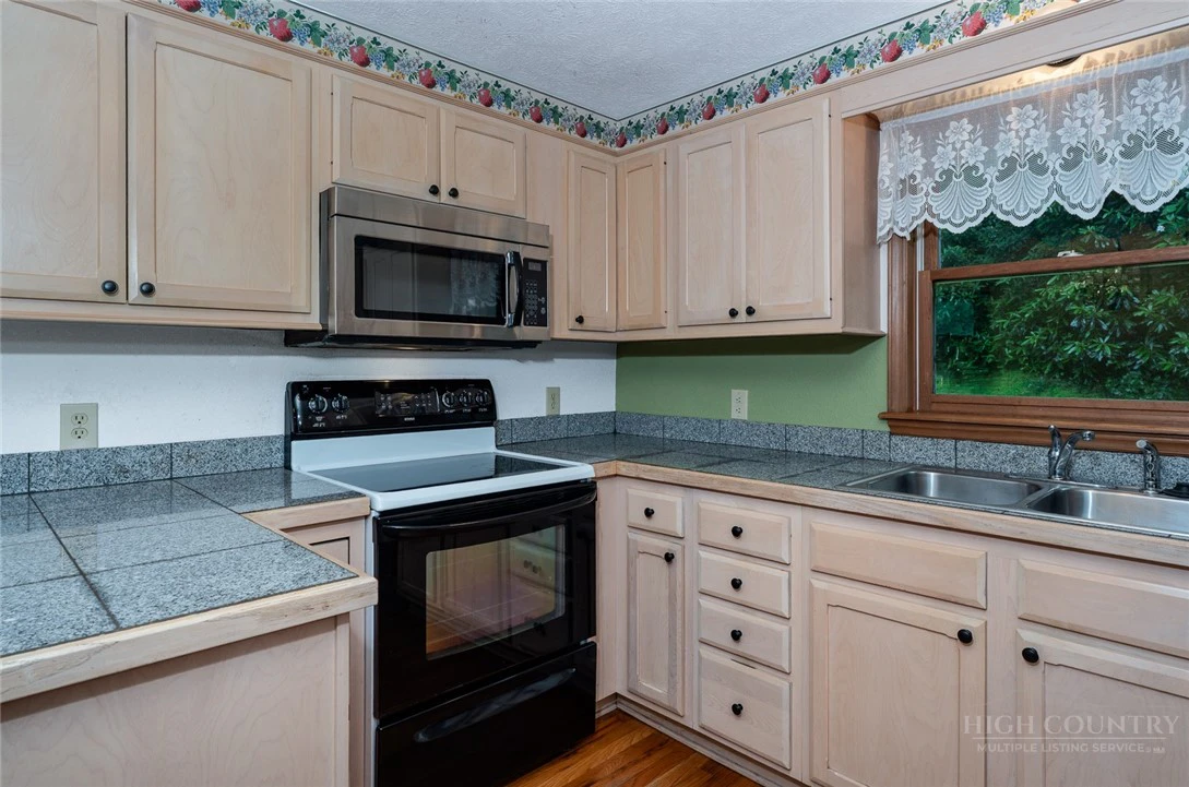 Image number 19 for the current listing