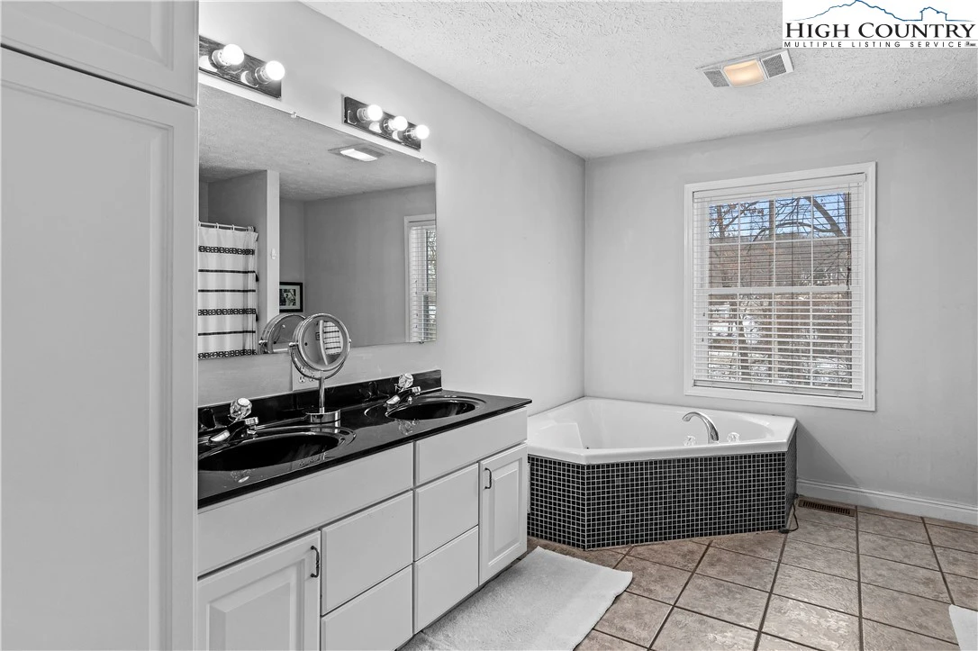 Image number 3 for the current listing