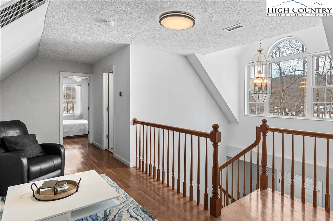 Image number 8 for the current listing