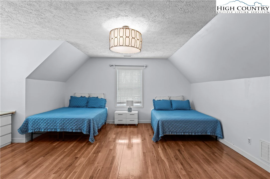 Image number 9 for the current listing