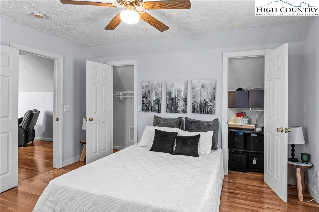 Image number 11 for the current listing