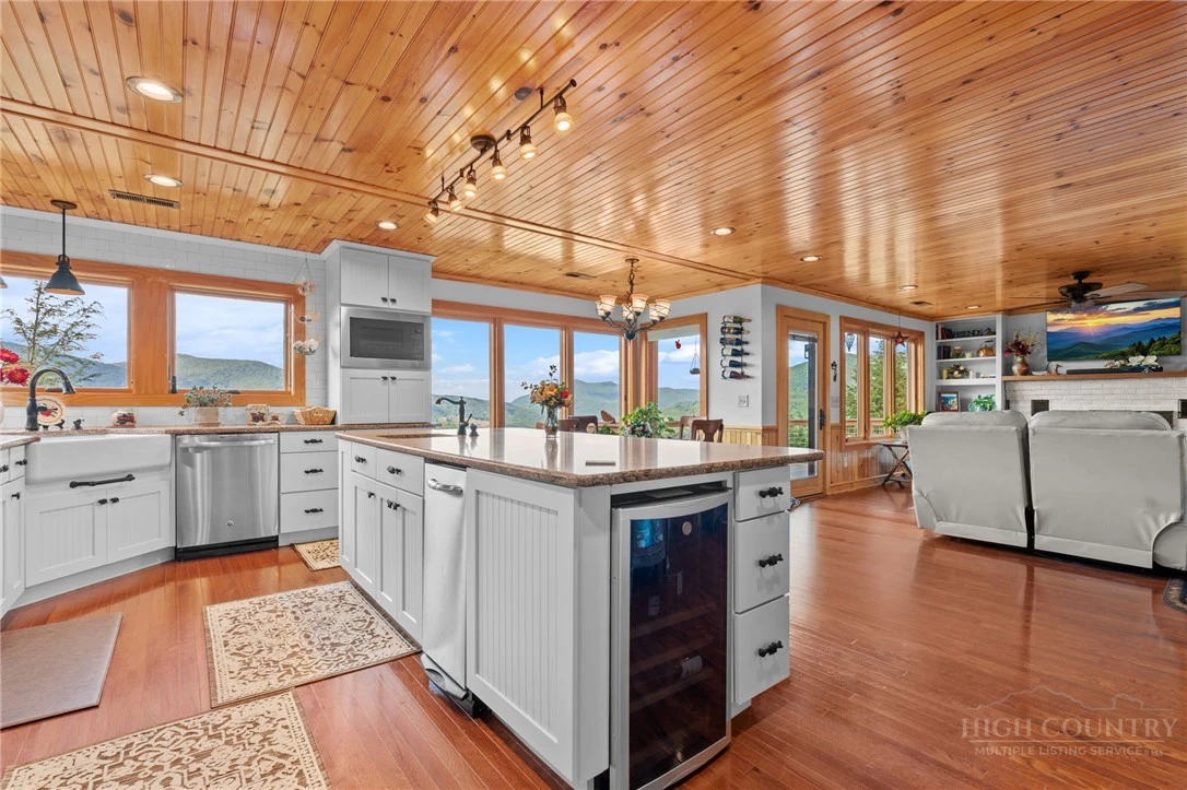 Image number 9 for the current listing