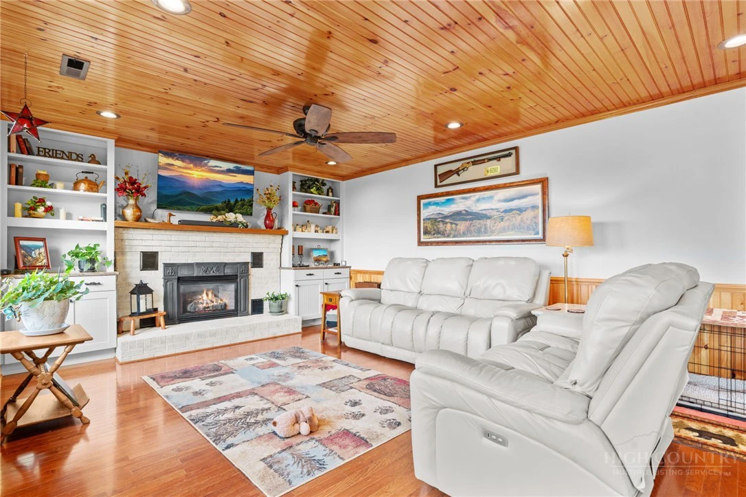 Image number 17 for the current listing