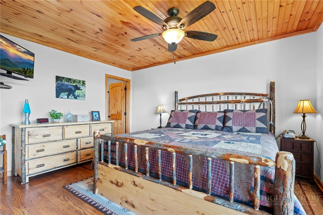 Image number 18 for the current listing