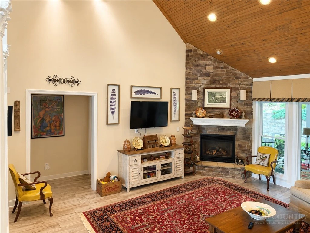 Image number 7 for the current listing