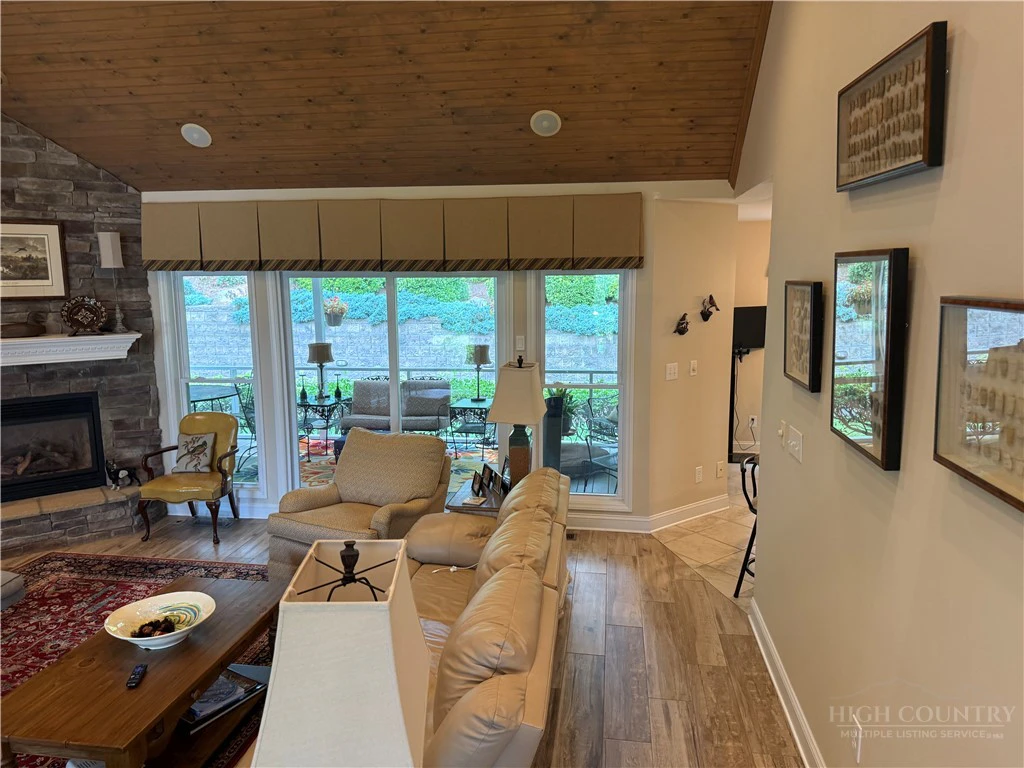 Image number 9 for the current listing
