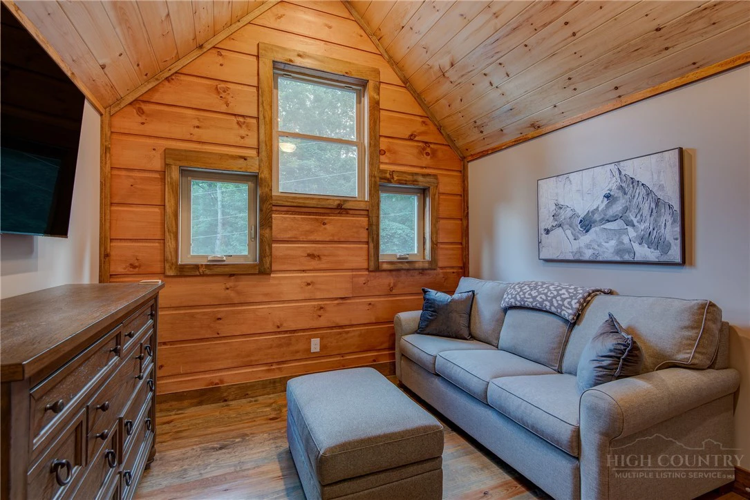 Image number 9 for the current listing