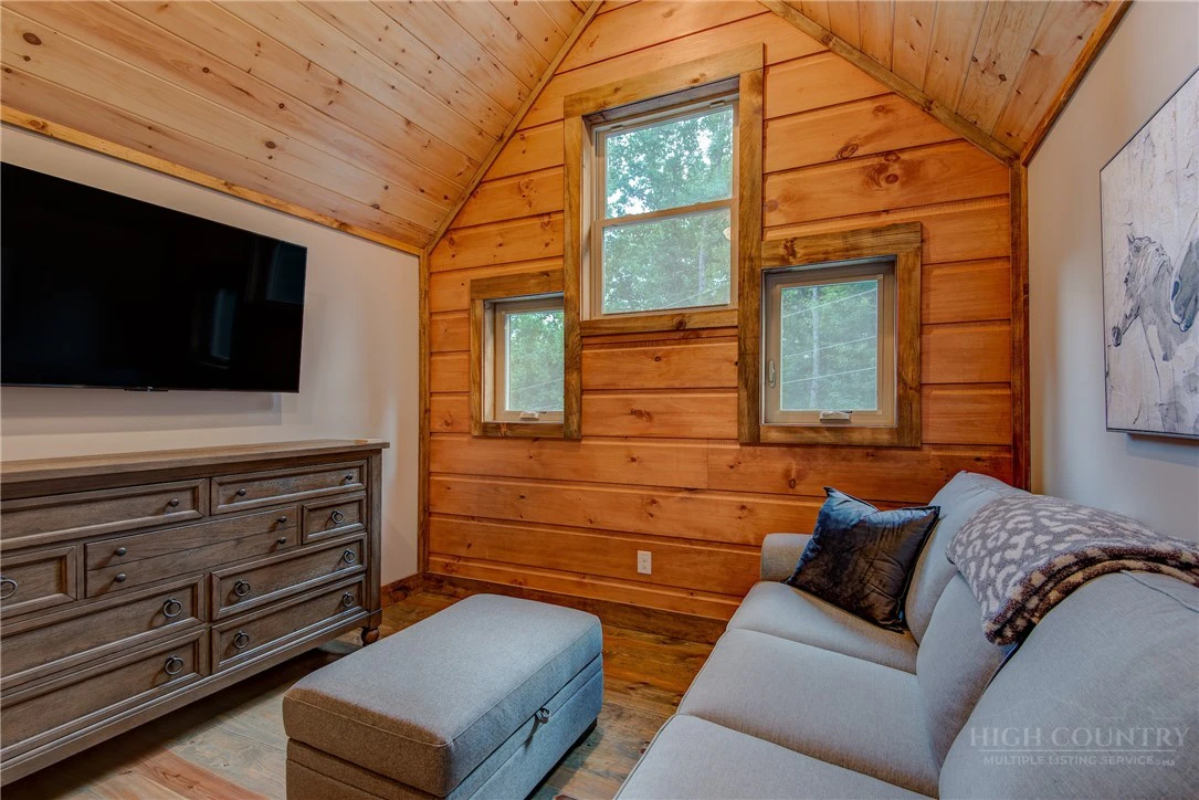 Image number 10 for the current listing
