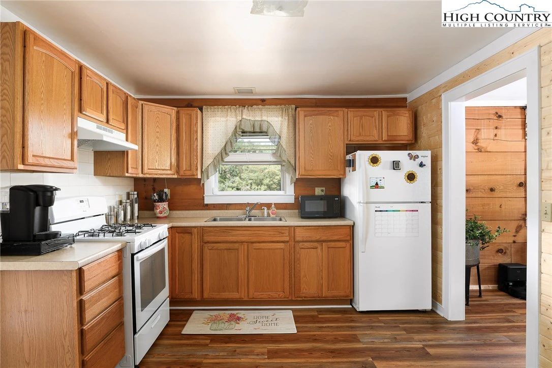Image number 14 for the current listing