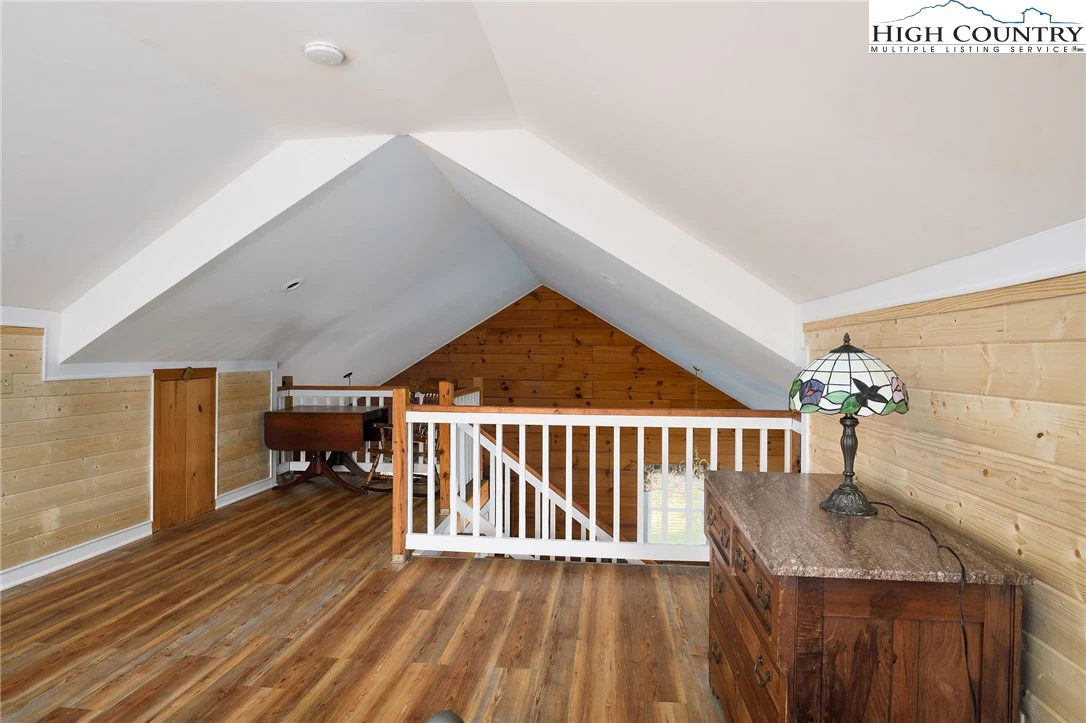 Image number 9 for the current listing