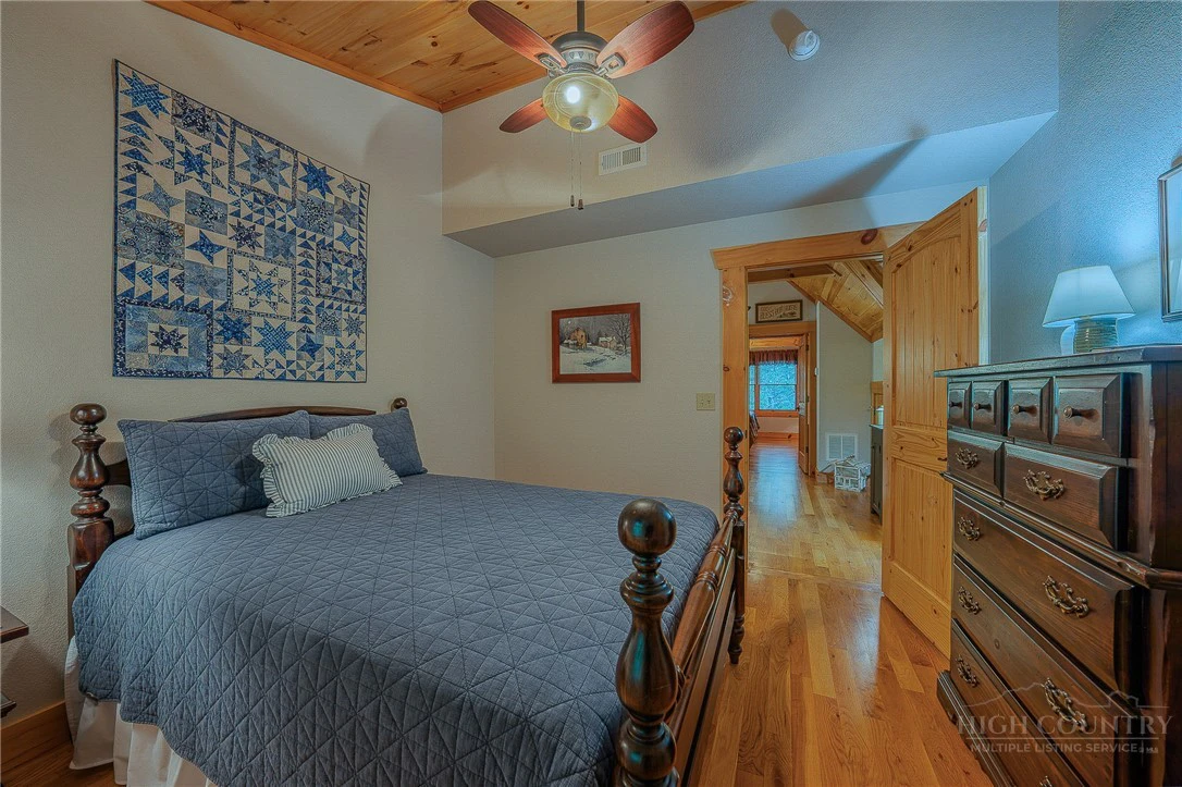 Image number 16 for the current listing