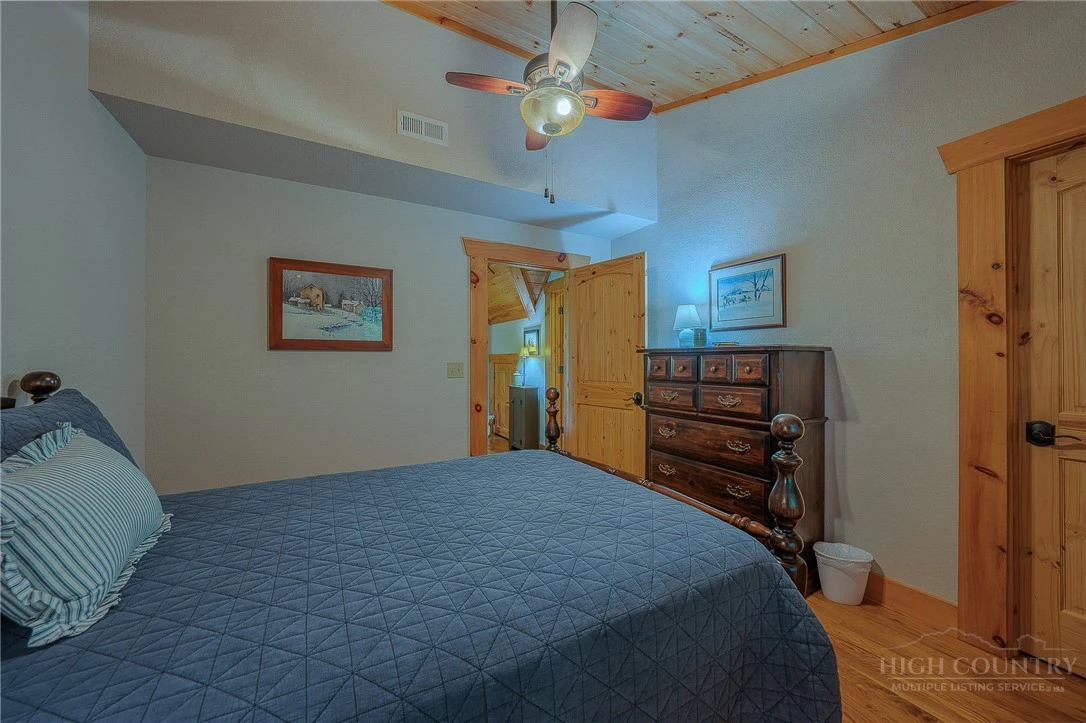 Image number 15 for the current listing
