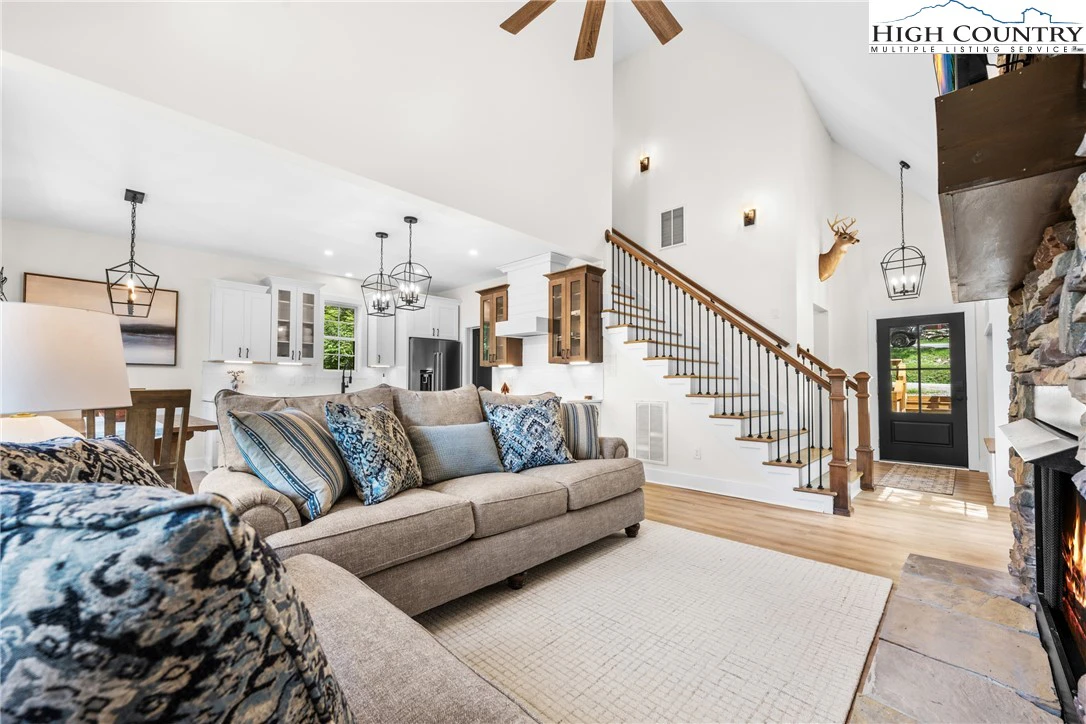 Image number 19 for the current listing
