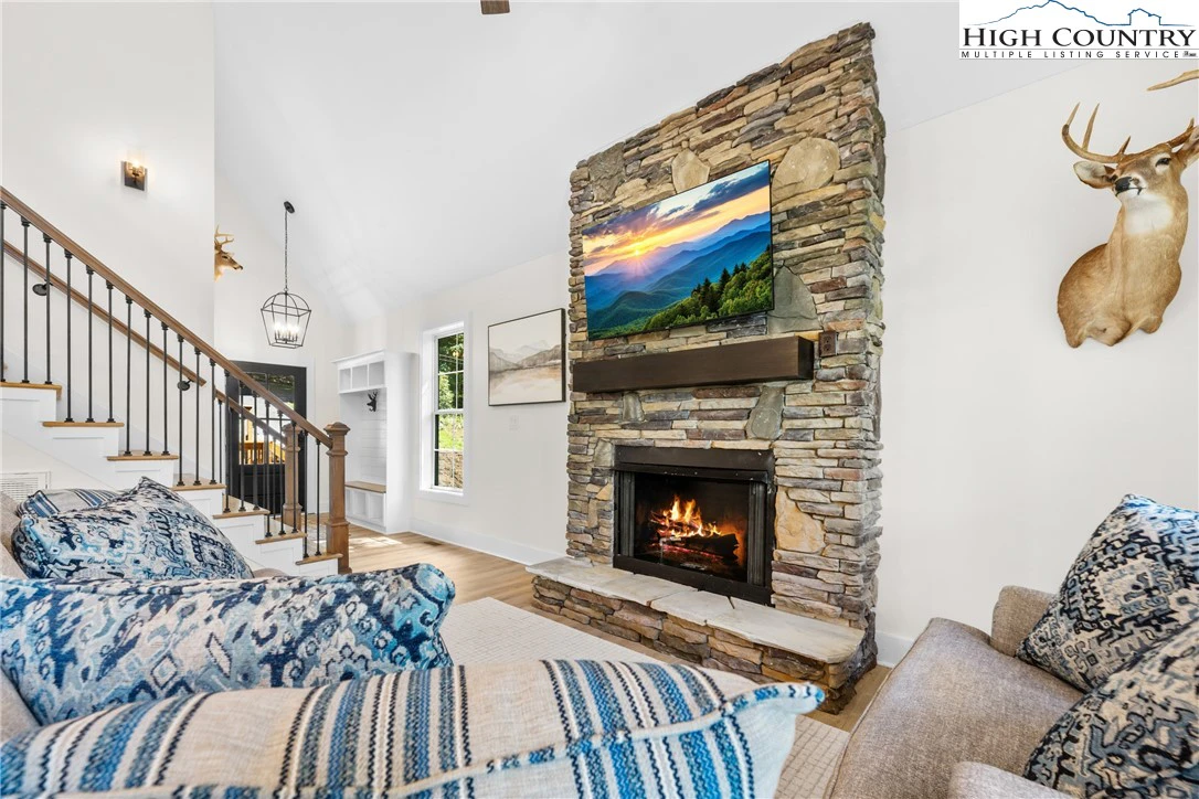 Image number 18 for the current listing