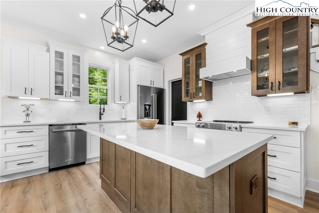 Image number 2 for the current listing