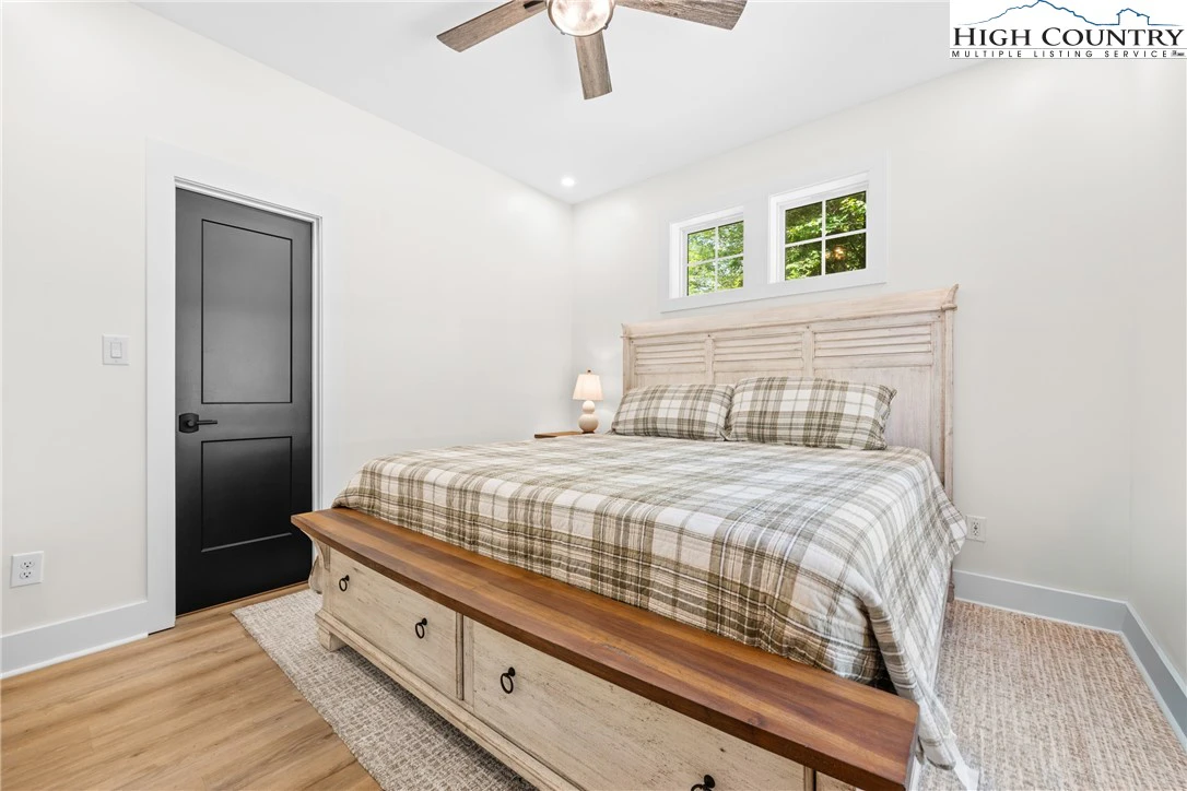 Image number 9 for the current listing