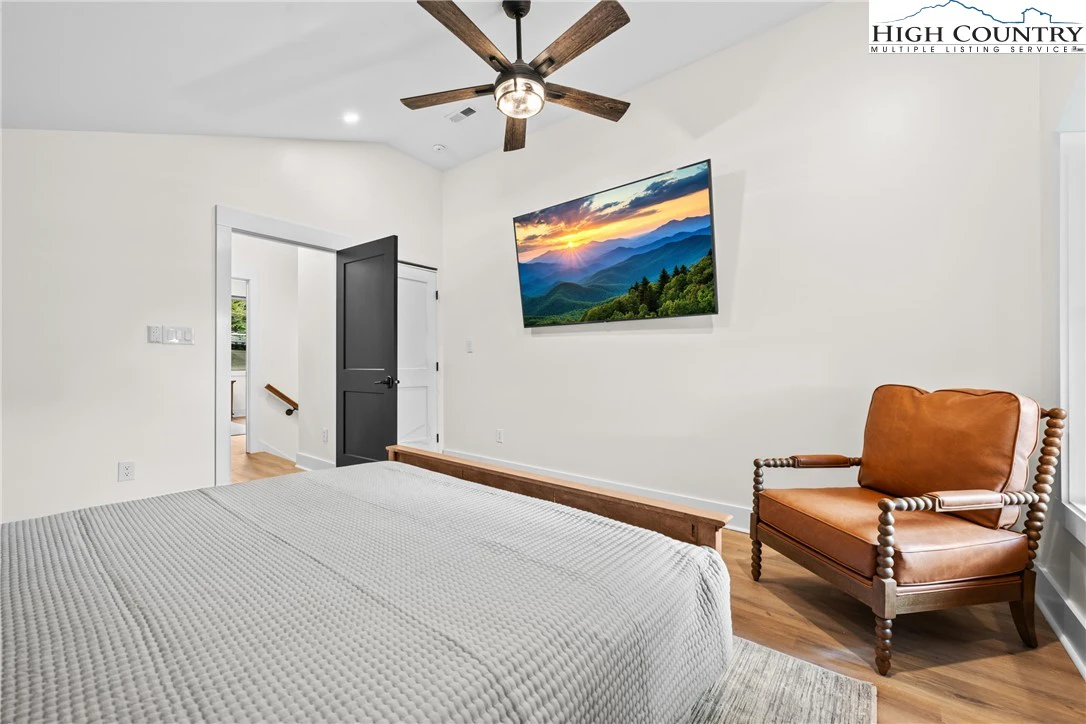 Image number 4 for the current listing