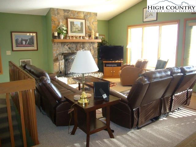 Image number 17 for the current listing