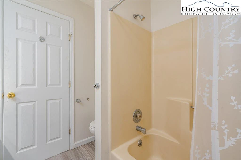 Image number 5 for the current listing