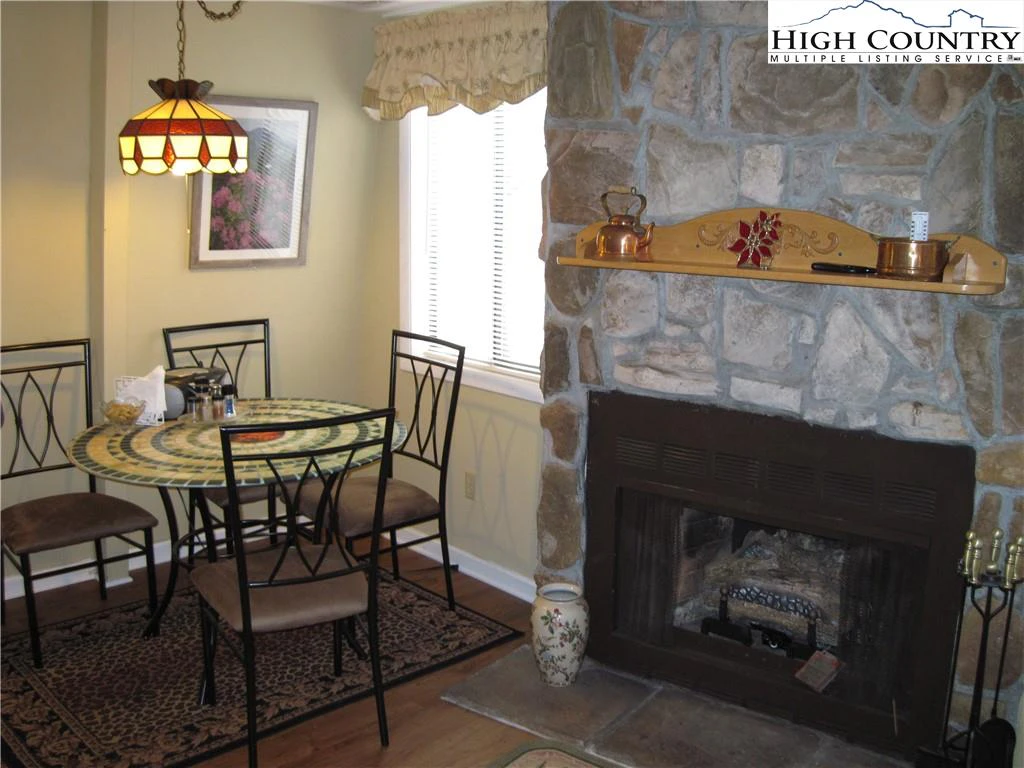 Image number 3 for the current listing
