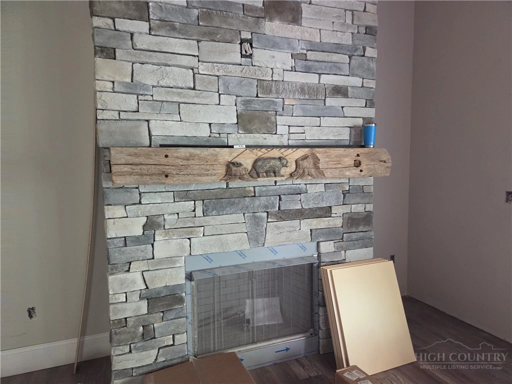 Image number 16 for the current listing