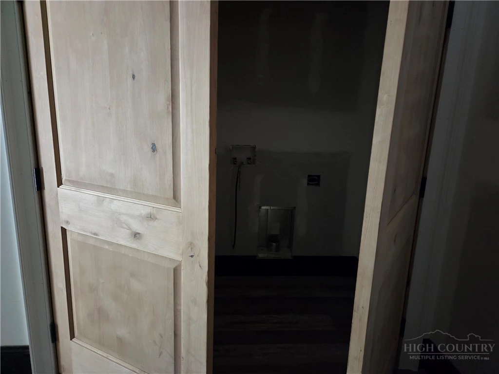Image number 13 for the current listing