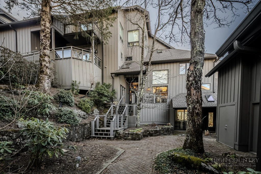Image number 1 for the current listing