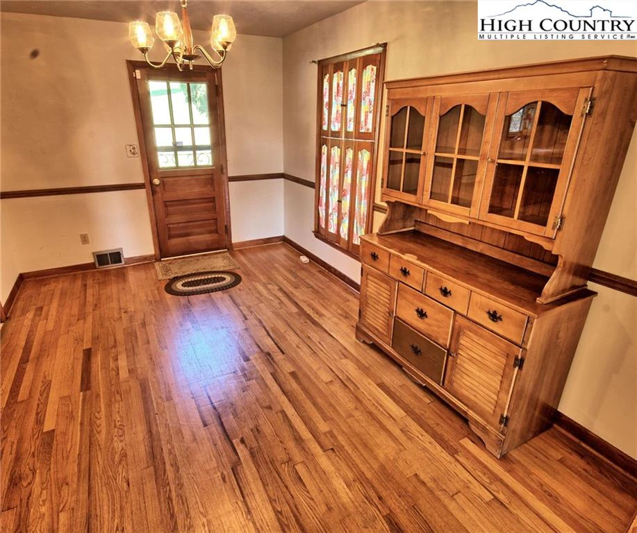 Image number 4 for the current listing
