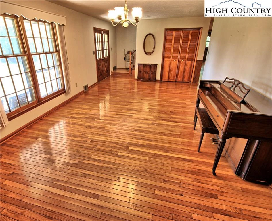 Image number 7 for the current listing