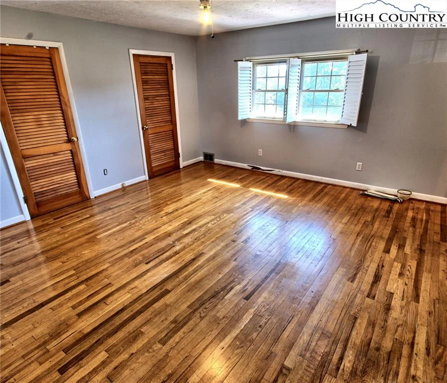 Image number 9 for the current listing