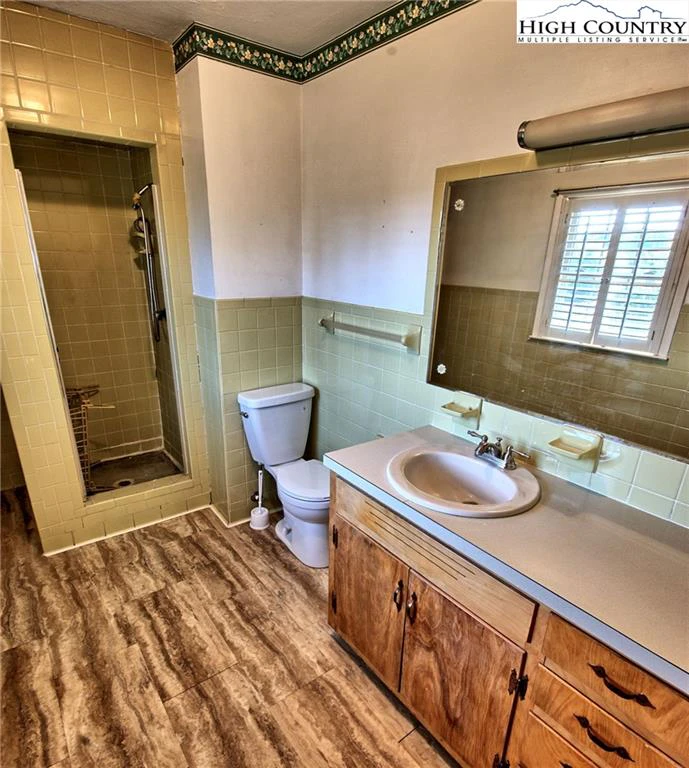 Image number 2 for the current listing