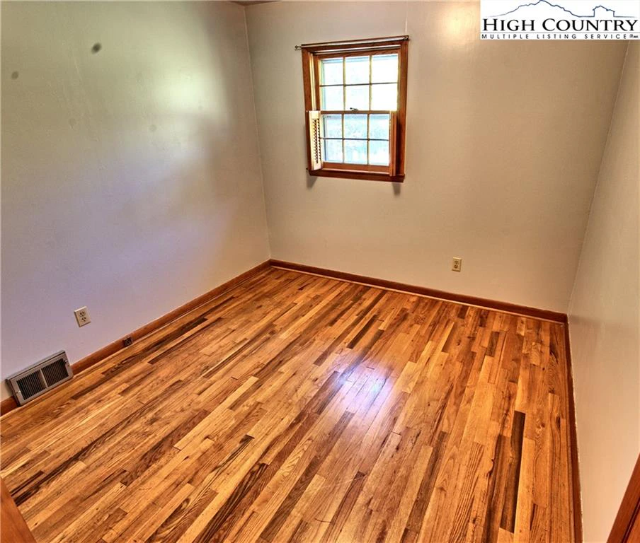 Image number 13 for the current listing